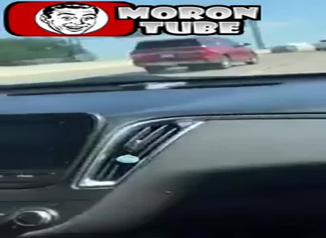 Video :This mother let her daughter, who is seven years old, to drive on a highway without wearing a seat belt
